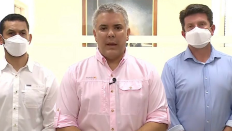 En el centro de la imagen el presidente de Colombia tras el atentado. (Twitter)