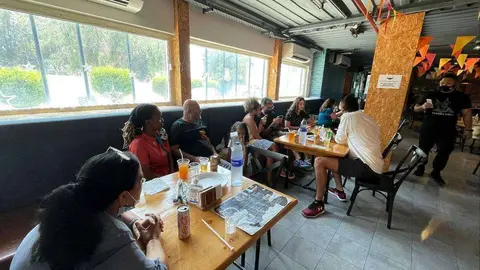 Residentes disfrutan en Emiratos Árabes de una comida en un restaurante filipino. (EL CORREO)