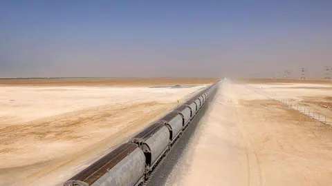Un tren de la red Etihad Rail, en el desierto de Al-Mirfa en Abu Dhabi. (Fuente externa)
