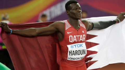 Abdalelah Haroun celebra la medalla de bronce en la final masculina de 400 metros en el Campeonato Mundial de Atletismo de 2017 en Londres.