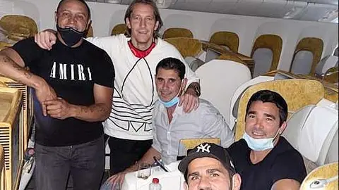 Los futbolistas, en primera clase del avión de Emirates. (Instagram)