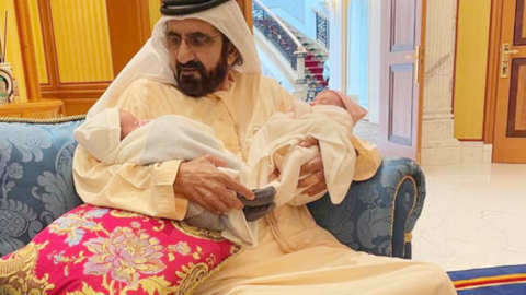 el gobernante de Dubai con los hijos del jeque Hamdan. (Redes sociales)