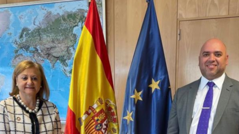 El embajador de Emiratos Árabes Unidos en España junto a Cristina Gallach Figueras, secretaria de Estado española de Asuntos Exteriores para Iberoamérica y el Caribe. (Twitter) 