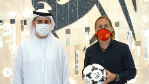 A la derecha de la imagen, el embajador deportivo de la Fundación Jalifa Michel Salgado. (Twitter)