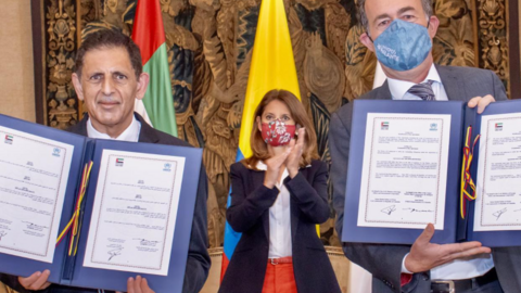 A la izquierda, el embajador de EAU en Colombia hace entrega de la donación. (Facebook)