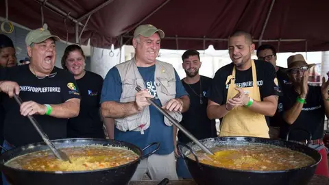 El chef José Andrés -en el centro-, durante un evento solidario. (Twitter)