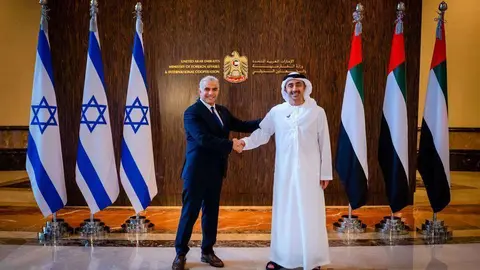Los ministros de Exteriores de EAU e Israel este martes en Abu Dhabi. (WAM)