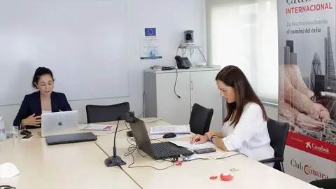 María Rubert -a la izquierda-, durante el seminario desarrollado por Cámara Valencia para acercar a las empresas las oportunidades de negocio que ofrece Dubai. (Cedida)
