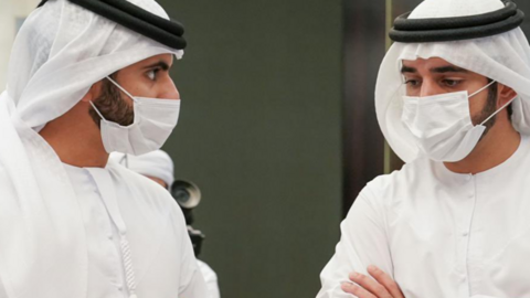 El príncipe heredero de Dubai durante un encuentro en la era Covid. (Dubai Media Office)