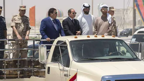 El príncipe heredero de Abu Dhabi junto al presidente de Egipto y otras personalidades en la base naval. (WAM)