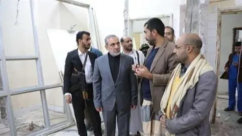 El mulá Hassam Erlo -en el centro-, representante de Irán en Yemen. (24.ae)