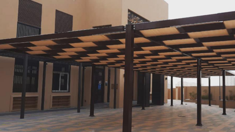 El patio de una mezquita en Dubai acondicionada para el verano. (Twitter)