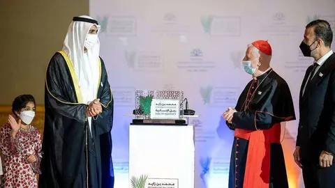 El jeque Shakhbout bin Nahyan bin Mubarak Al Nahyan recibe el reconocimiento en nombre del príncipe heredero de Abu Dhabi en el Emirates Palace. (WAM)