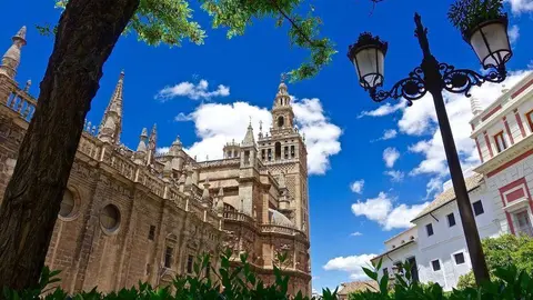 Sevilla y su Giralda es una de las paradas del recorrido de la exposición 'El legado árabe en España'. (pxhere.com)