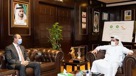 A la izquierda de la imagen el embajador de Chile en EAU junto al Ceo de Electricidad y Agua de Dubai. (WAM)