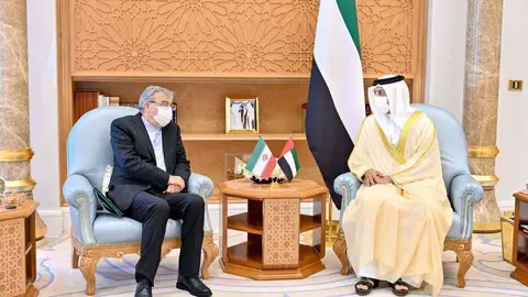 El ministro de Asuntos Presidenciales emiratí junto a Sayed Mohammad Hosseini, encargado de negocios de Irán. (WAM)