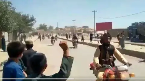Imagen tomada de un vídeo que muestra a combatientes talibanes en motocicletas entrando en la ciudad de Qala-e-Nu, (@SaleemMehsud)