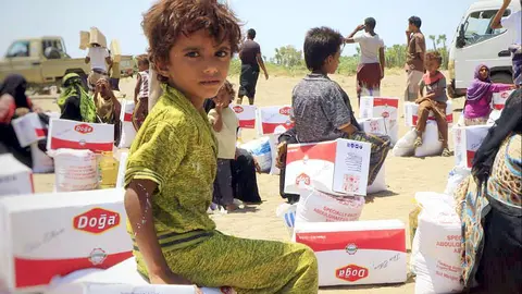 Un niño presencia la entrega de ayuda humanitaria de EAU en Yemen. (WAM)
