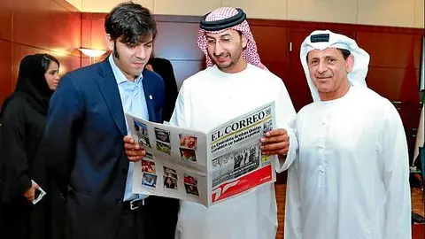 Autoridades emiratíes leen la edición impresa de EL CORREO DEL GOLFO en Emiratos Árabes Unidos. (EL CORREO)