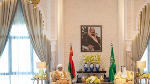 El rey Salman de Arabia Saudita junto al Sultán de Omás, en la ciudad de Neom. (Arab News)