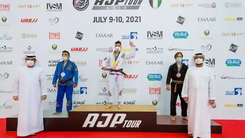 Los colombianos Willy Fernández medalla de oro y Carlos Samboni medalla de plata en el podio en Dubai. (Cedida)