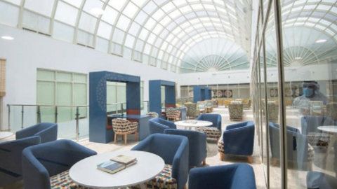 Una de las salas del centro de infractores de visa. (Instagram)