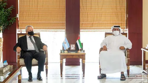 El embajador argentino en EAU junto al presidente de la Cámara de Abu Dhabi. (WAM)
