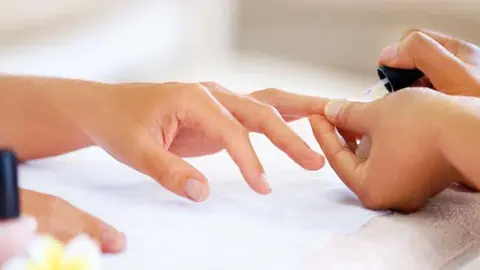 Una de las mujeres se hizo pasar por especialista en manicura.