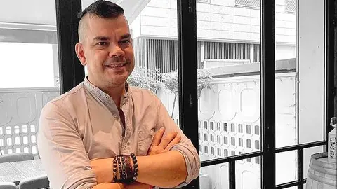 Comenzó fregando el suelo de un Burguer King en Barcelona y desde hace 9 años dirige un restaurante en la cresta de la ola del exclusivo DIFC