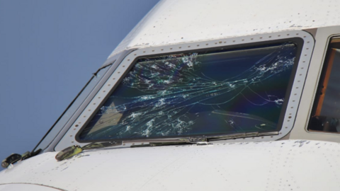 Los daños en el avión de Emirates por la tormenta en Milán. (Twitter)