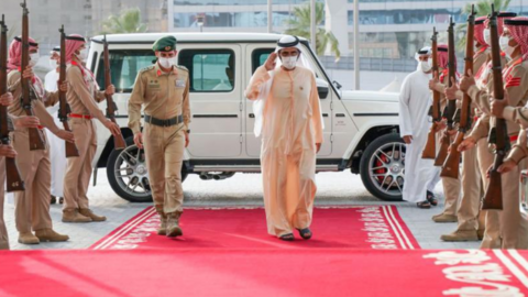 El gobernante de Dubai a su llegada a la sede la Policía. (Twitter)