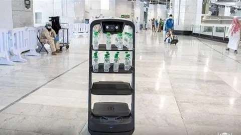 Robots distribuyen entre los peregrinos botellas con agua sagrada del pozo de Zamzam. (Twitter)