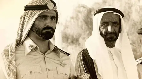 Un joven jeque Mohammed bin Rashid junto a su padre. (Fuente externa)