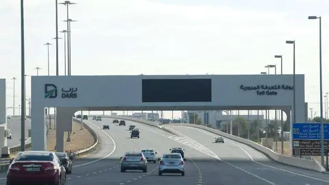 Un arco de peaje en Abu Dhabi. (WAM)