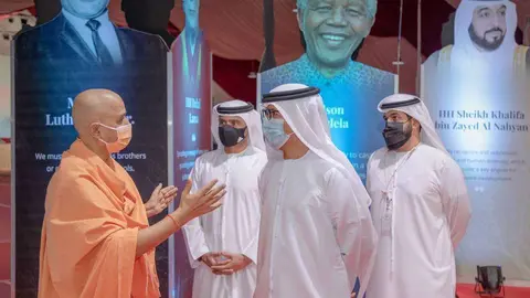 Un momento de la visita del funcionario al templo hindú de Abu Dhabi. (WAM)