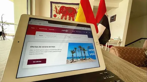 Web de Renfe abierta en una tableta en un domicilio de españoles en Emiratos Árabes. (EL CORREO)