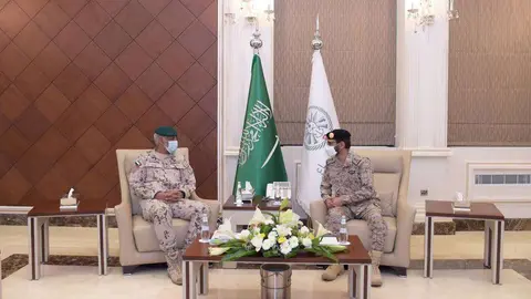 El general emiratí Saleh Mohammed Saleh Megrin Al Ameri junto a un oficial saudí este jueves. (WAM)