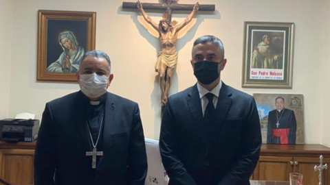 El viceministro emiratí con José Domingo Ulloa Mendieta, arzobispo de Panamá. (Twitter)