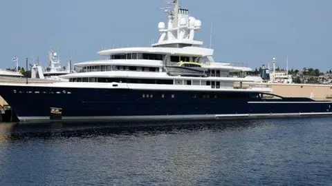 El yate Luna se encuentra atracado en Dubai.