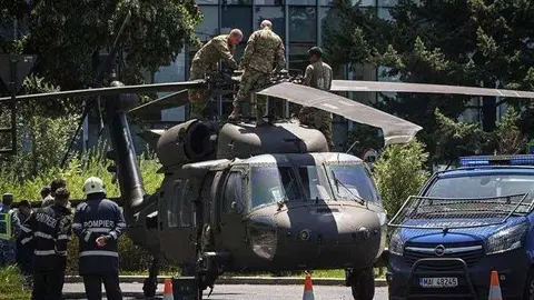 El personal militar inspecciona el helicóptero Black Hawk en Bucarest. (Fuente externa)