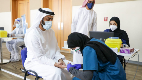 El número de test realizado en Emiratos Árabes para detectar el coronavirus multiplica al de su población. (WAM)