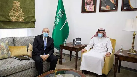 El embajador de Uruguay acreditato en Riad, Nelson Y. Chabén, durante su encuentro con   vicecanciller del Reino de Arabia Saudita, Waleed A. Elkhereiji. (www.spa.gov.sa)