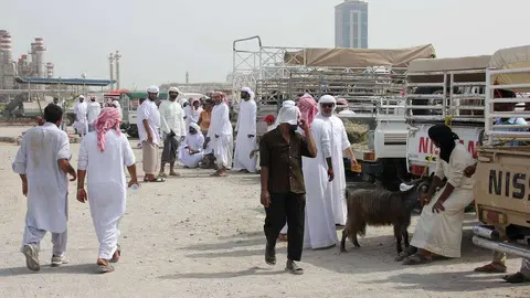 Mercado de corderos en Ras al Khaimah con motivo del Eid Al Adha. (EL CORREO)