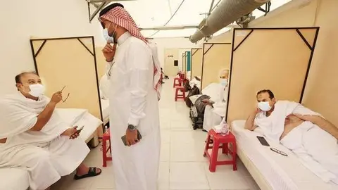Los peregrinos del Hajj descansan en sus campamentos en tiendas de campaña de Mina este domingo. (Arab News)