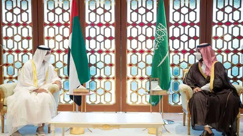 El príncipe heredero de Abu Dhabi (izquierda) junto al príncipe heredero saudí. (WAM)