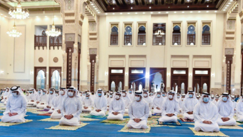 En la imagen, el príncipe heredero de Dubai en la mezquita jeque Rashid bin Saeed en el área de Zabeel. (Twitter)