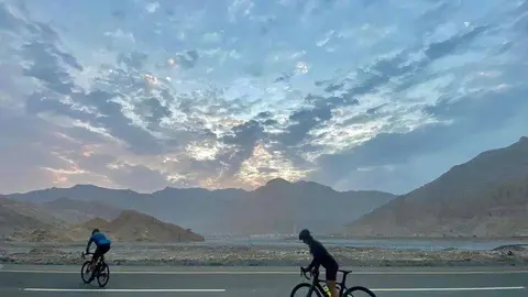 Dos ciclistas en Emiratos Árabes. (María Pirén Enciso)