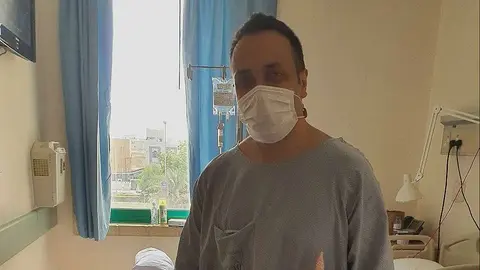 El joven ingeniero colombiano en un hospital de Abu Dhabi. (Cedida)