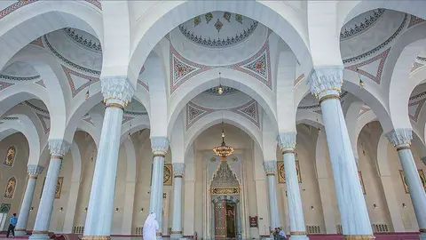 La grandiosidad de la gran mezquita de Sharjah impacta al visitante. (WAM)