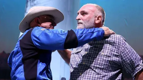 En la foto de AFP, Jeff Bezos abraza al chef español José Andrés.